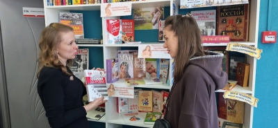 Беседа у книжной выставки &laquo;Здоровье мамы &mdash; здоровье малыша&raquo;