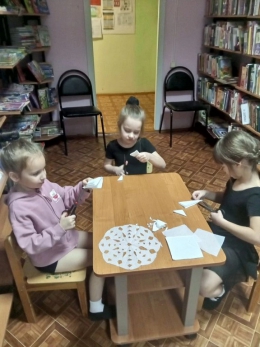 Час творчества &laquo;День вырезания снежинки из бумаги&raquo;
